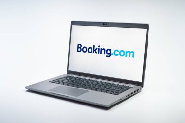 Prag, Çek Cumhuriyeti - 21 Ekim 2024: Rezervasyon logosunu gösteren modern dizüstü bilgisayar ekranı