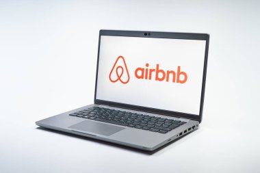 Prag, Çek Cumhuriyeti - 10 21 2024: Airbnb logosunu gösteren bir defter