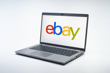 Prag, Çek Cumhuriyeti - 10 21 2024: Ebay logosunu gösteren bir defter
