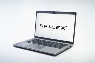 Prag, Çek Cumhuriyeti - 10 21 2024: SpaceX logosunu gösteren bir defter