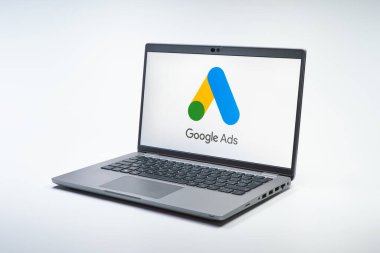 Prag, Çek Cumhuriyeti - 10 21 2024: Google Ads logosunu gösteren bir defter