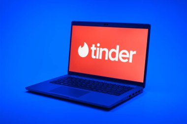 Prag, Çek Cumhuriyeti - 10 21 2024: Tinder logosunu gösteren bir defter