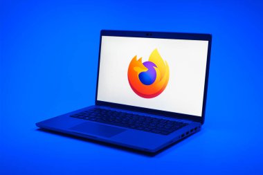 Prag, Çek Cumhuriyeti - 21 Ekim 2024: Firefox logosunu gösteren modern dizüstü bilgisayar ekranı
