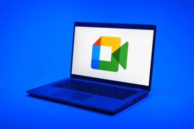 Prag, Çek Cumhuriyeti - 21 Ekim 2024: Google Meet logosunu gösteren modern dizüstü bilgisayar ekranı