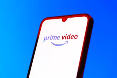 Prag, Çek Cumhuriyeti - 10 21 2024: Prime Video logosunu gösteren akıllı telefon.