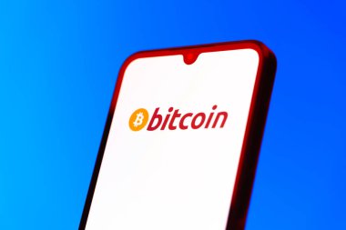 Prag, Çek Cumhuriyeti - 10 21 2024: Bitcoin logosunu gösteren akıllı telefon.