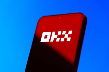 Prag, Çek Cumhuriyeti - 10 21 2024: Yüzeyde OKX logosu gösteren akıllı telefon.