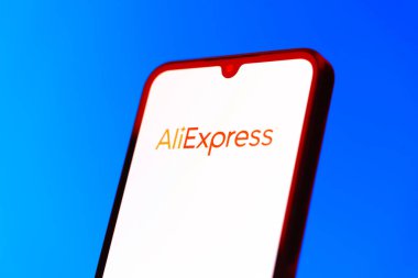 Prag, Çek Cumhuriyeti - 10 21 2024: AliExpress logosunu gösteren akıllı telefon.