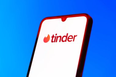 Prag, Çek Cumhuriyeti - 10 21 2024: Tinder logosunu gösteren akıllı telefon.