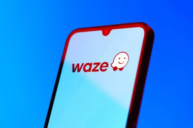 Prag, Çek Cumhuriyeti - 10 21 2024: Waze logosunu gösteren akıllı telefon.