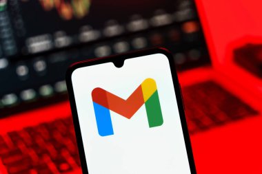 Prag, Çek Cumhuriyeti - 10 21 2024: Google Gmail logosunu gösteren akıllı telefon.