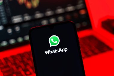 Prag, Çek Cumhuriyeti - 10 21 2024: Yüzeyde WhatsApp logosunu gösteren akıllı telefon.