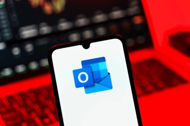 Prag, Çek Cumhuriyeti - 10 21 2024: Outlook logosunu gösteren akıllı telefon.