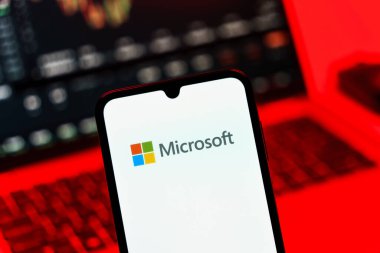 Prag, Çek Cumhuriyeti - 10 21 2024: Microsoft logosunu gösteren akıllı telefon.