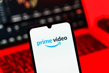 Prag, Çek Cumhuriyeti - 10 21 2024: Prime Video logosunu gösteren akıllı telefon.