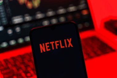 Prag, Çek Cumhuriyeti - 10 21 2024: Netflix logosunu gösteren akıllı telefon.