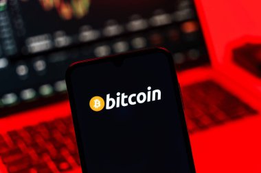 Prag, Çek Cumhuriyeti - 10 21 2024: Bitcoin logosunu gösteren akıllı telefon.