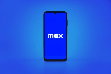 Prag, Çek Cumhuriyeti - 10 21 2024: Maksimum logoyu gösteren akıllı telefon.