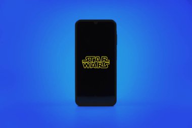 Prag, Çek Cumhuriyeti - 10 21 2024: Yıldız Savaşları logosunu gösteren akıllı telefon.