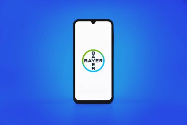 Prag, Çek Cumhuriyeti - 10 21 2024: Bayer logosunu gösteren akıllı telefon.