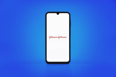 Prag, Çek Cumhuriyeti - 10 21 2024: Johnson ve Johnson logosunu gösteren akıllı telefon.