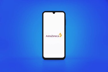 Prag, Çek Cumhuriyeti - 10 21 2024: AstraZeneca logosunu gösteren akıllı telefon.