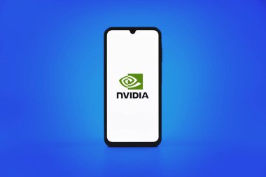 Prag, Çek Cumhuriyeti - 10 21 2024: NVIDIA logosunu gösteren akıllı telefon.