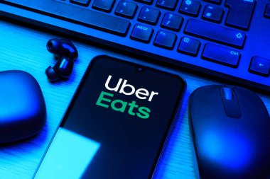 Prag, Çek Cumhuriyeti - 10 21 2024: Uber Eats logosunu gösteren akıllı telefon.