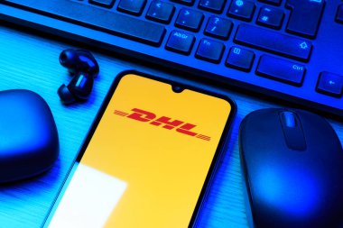 Prag, Çek Cumhuriyeti - 10 21 2024: DHL logosunu gösteren akıllı telefon.
