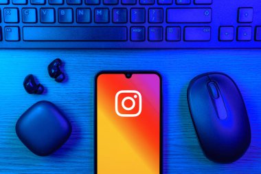 Prag, Çek Cumhuriyeti - 10 21 2024: Instagram logosu gösteren akıllı telefon.