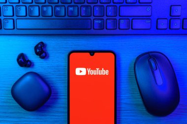 Prag, Çek Cumhuriyeti - 10 21 2024: Youtube logosunu gösteren akıllı telefon.