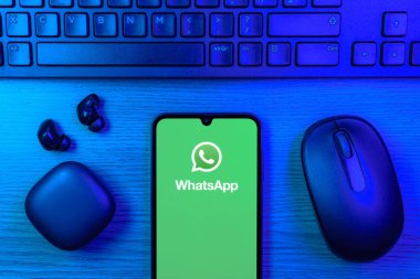 Prag, Çek Cumhuriyeti - 10 21 2024: Yüzeyde WhatsApp logosunu gösteren akıllı telefon.
