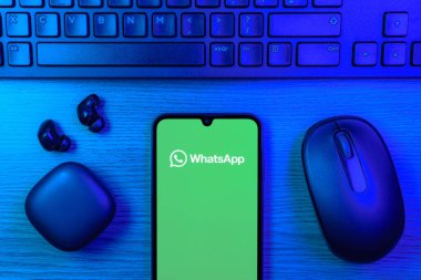 Prag, Çek Cumhuriyeti - 10 21 2024: Yüzeyde WhatsApp logosunu gösteren akıllı telefon.