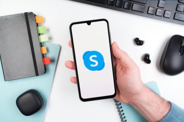 Prag, Çek Cumhuriyeti - 10 21 2024: Skype logosunu gösteren akıllı telefon.