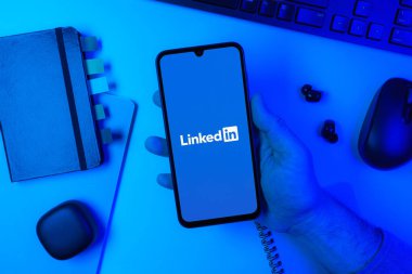 Prag, Çek Cumhuriyeti - 10 21 2024: Yüzeyde LinkedIn logosunu gösteren akıllı telefon.