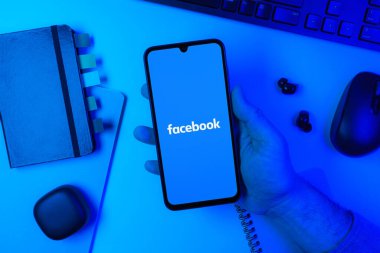 Prag, Çek Cumhuriyeti - 10 21 2024: Facebook logosu gösteren akıllı telefon.