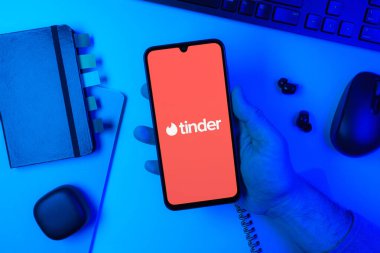 Prag, Çek Cumhuriyeti - 10 21 2024: Tinder logosunu gösteren akıllı telefon.