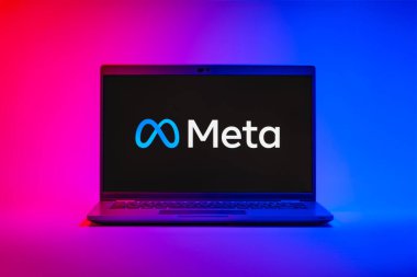 Prag, Çek Cumhuriyeti - 10 21 2024: Meta logosunu gösteren bir defter