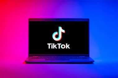 Prag, Çek Cumhuriyeti - 10 21 2024: TikTok logosunu gösteren bir defter