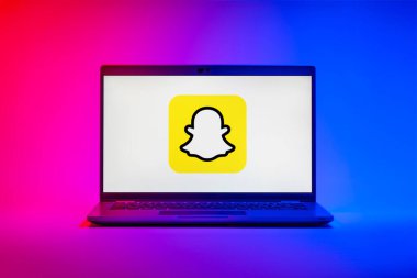Prag, Çek Cumhuriyeti - 21 Ekim 2024: Snapchat logosunu gösteren modern dizüstü bilgisayar ekranı