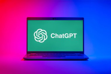 Prag, Çek Cumhuriyeti - 10 21 2024: ChatGPT logosunu gösteren bir defter