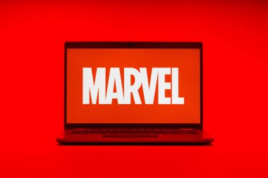 Prag, Çek Cumhuriyeti - 10 21 2024: Marvel logosunu gösteren bir defter