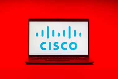 Prag, Çek Cumhuriyeti - 12 Ocak 2025: Kırmızı zemin üzerinde dizüstü bilgisayar Cisco logosunu gösteriyor.