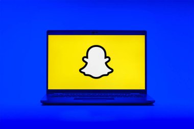 Prag, Çek Cumhuriyeti - 12 Ocak 2025: Snapchat logosunu gösteren dizüstü bilgisayar.