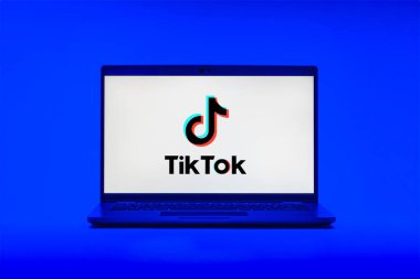 Prag, Çek Cumhuriyeti - 12 Ocak 2025: Tiktok logosunu gösteren dizüstü bilgisayar.