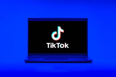 Prag, Çek Cumhuriyeti - 12 Ocak 2025: Tiktok logosunu gösteren dizüstü bilgisayar.