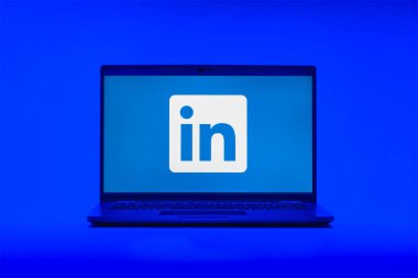 Prag, Çek Cumhuriyeti - 12 Ocak 2025: Linkedin logosunu gösteren dizüstü bilgisayar.