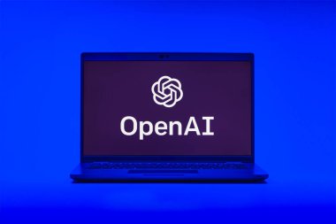 Prag, Çek Cumhuriyeti - 12 Ocak 2025: OpenAI logosunu gösteren dizüstü bilgisayar.