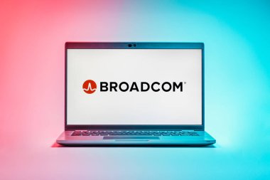 Prag, Çek Cumhuriyeti - 12 Ocak 2025: Yüzeydeki dizüstü bilgisayar Broadcom logosunu gösteriyor.
