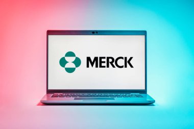 Prag, Çek Cumhuriyeti - 12 Ocak 2025: Merck logosunu gösteren dizüstü bilgisayar.